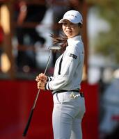 難関グリーンでバーディーパットを惜しくも外し、ボールを見つめる金沢志奈（２５年１１月）