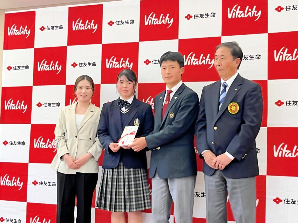 関西ゴルフ連盟に寄付をした西村優菜（左）