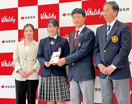 　関西ゴルフ連盟に寄付をした西村優菜（左）