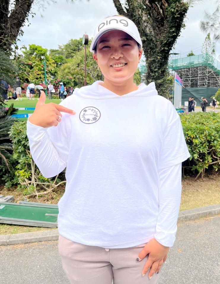 　自身のブランドのウエアを着る鈴木愛