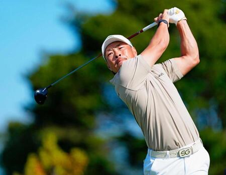 　１０番でティーショットを放つ藤本佳則。６アンダーで首位（共同）