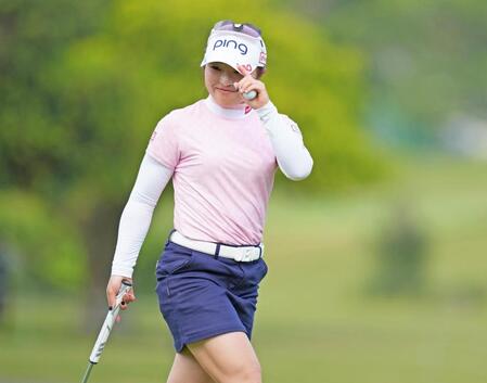 通算１１アンダーでホールアウトする佐久間朱莉