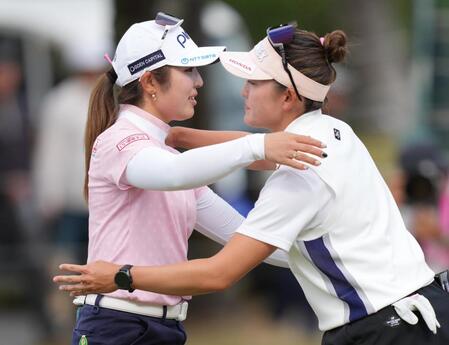 ホールアウトし、岩井千怜㊨とあいさつする佐久間朱莉