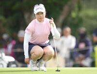 ９番でグリーンのラインを読む佐久間朱莉