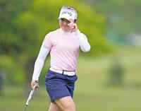 通算１１アンダーでホールアウトする佐久間朱莉