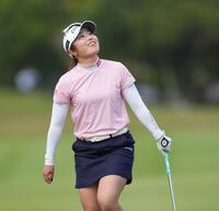 ９番の第２打後、笑顔を見せる佐久間朱莉