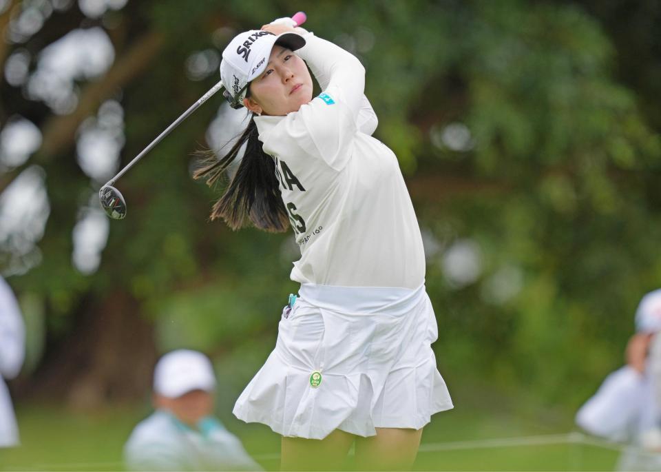 　３番でティーショットを放つ藤本愛菜（撮影・武藤健一）