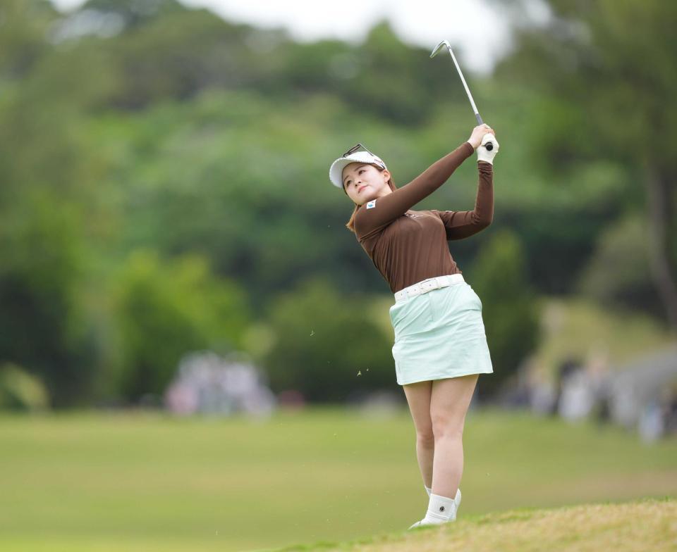 　２番で第２打を放つ川崎春花