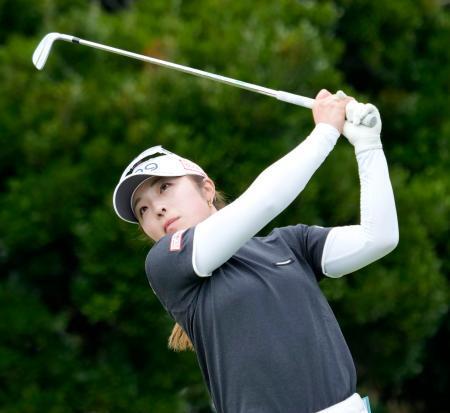 　第３日、１３番でティーショットを放つ佐久間朱莉。通算１４アンダーで首位＝琉球ＧＣ