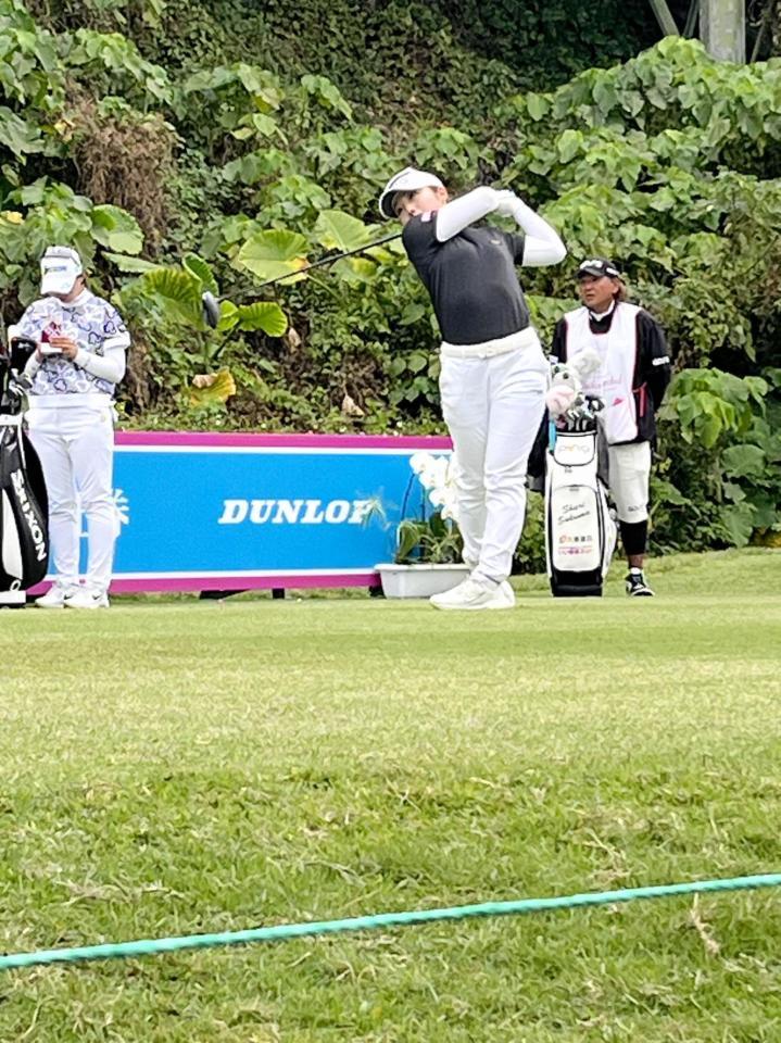１０番でティーショットを放つ佐久間朱莉