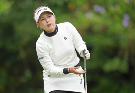 　５番のティーショット前、コースを確認する皆吉愛寿香