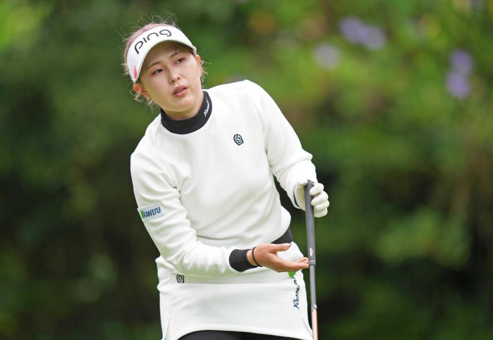 　５番のティーショット前、コースを確認する皆吉愛寿香