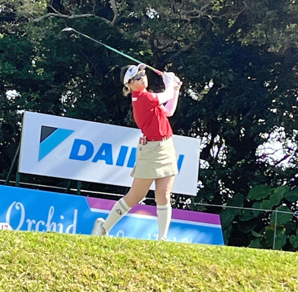ティーショットを放つ都玲華