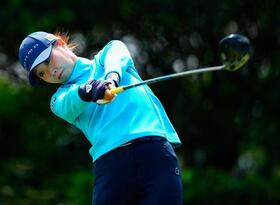 　１１番でティーショットを放つ金沢志奈。５アンダーで２位（共同）