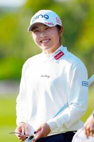 　ホールアウト後に笑顔を見せる佐久間朱莉（共同）