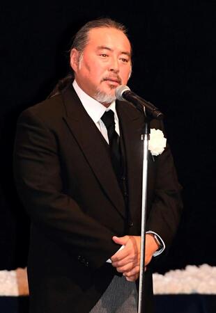 あいさつする喪主の尾崎智春氏（撮影・佐藤厚）