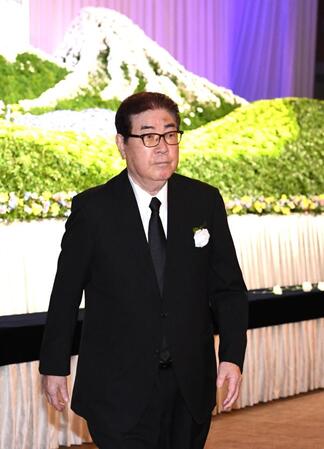 献花を終え会場を後にする山本浩二氏（撮影・佐藤厚）