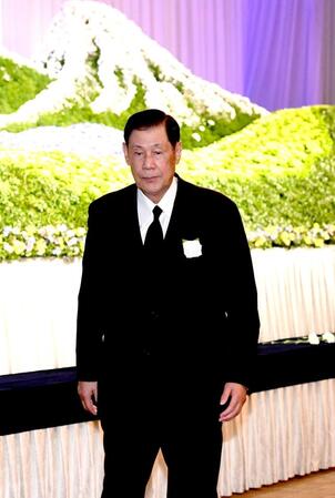 献花を終え会場を後にする田淵幸一氏（撮影・佐藤厚）