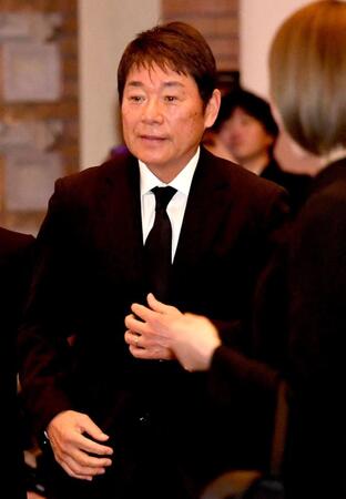 献花に向かう尾崎直道氏（撮影・佐藤厚）