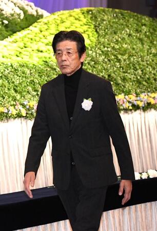 献花を終え会場を後にする江本孟紀氏（撮影・佐藤厚）