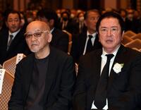 参列した松山千春（左）と谷隼人（撮影・佐藤厚）