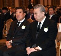参列した原辰徳氏（左）と江川卓氏（撮影・佐藤厚）