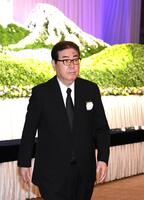 献花を終え会場を後にする山本浩二氏（撮影・佐藤厚）