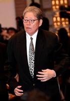 献花に向かう尾﨑健夫氏（撮影・佐藤厚）