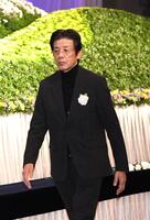 献花を終え会場を後にする江本孟紀氏（撮影・佐藤厚）