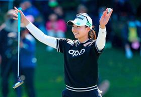 通算５アンダーで優勝を決め喜ぶ菅楓華（共同）　