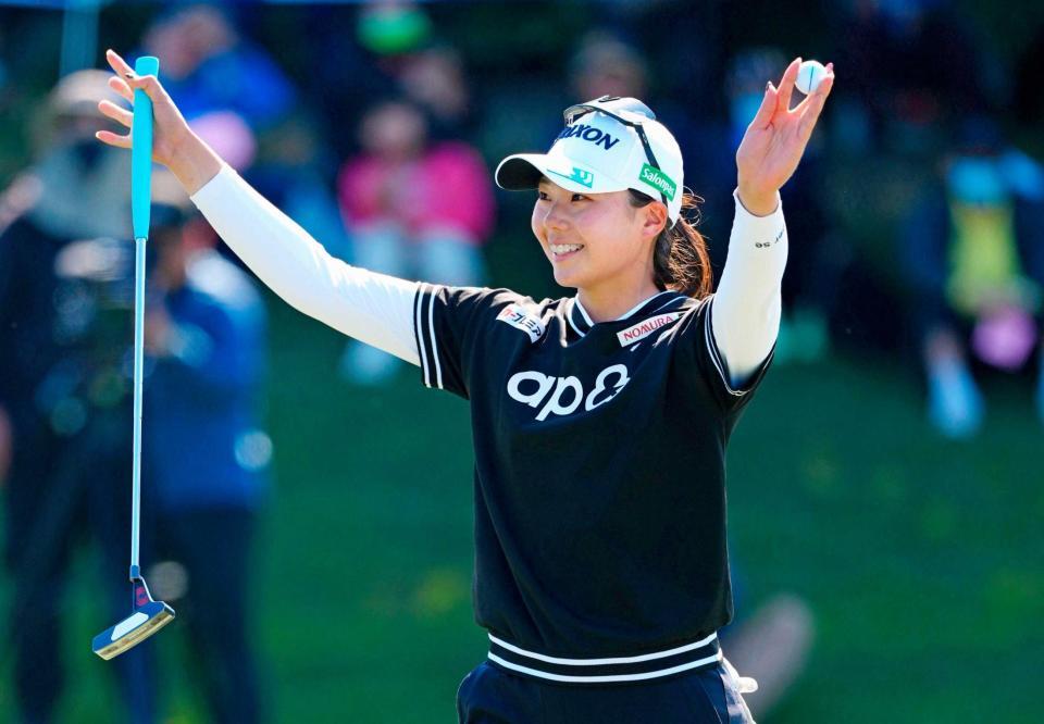 通算５アンダーで優勝を決め喜ぶ菅楓華（共同）　