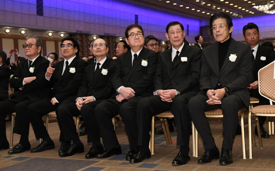 ジャンボ尾崎さんのなつかし映像を見る（左から）佐野木一志氏、半田晴久氏、ソフトバンク・王貞治球団会長、山本浩二氏、田淵幸一氏、江本孟紀氏（撮影・佐藤厚）