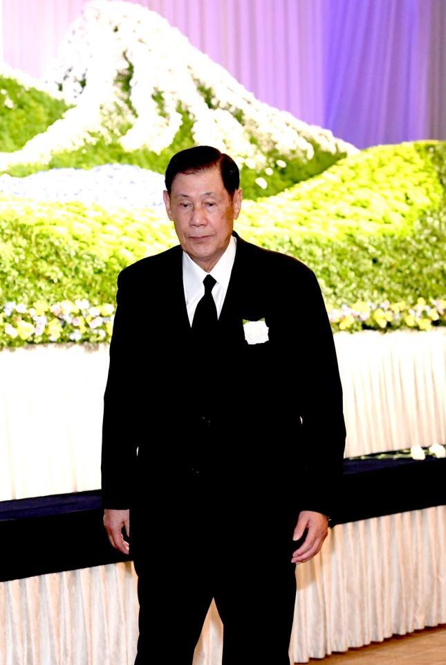 献花を終え会場を後にする田淵幸一氏（撮影・佐藤厚）