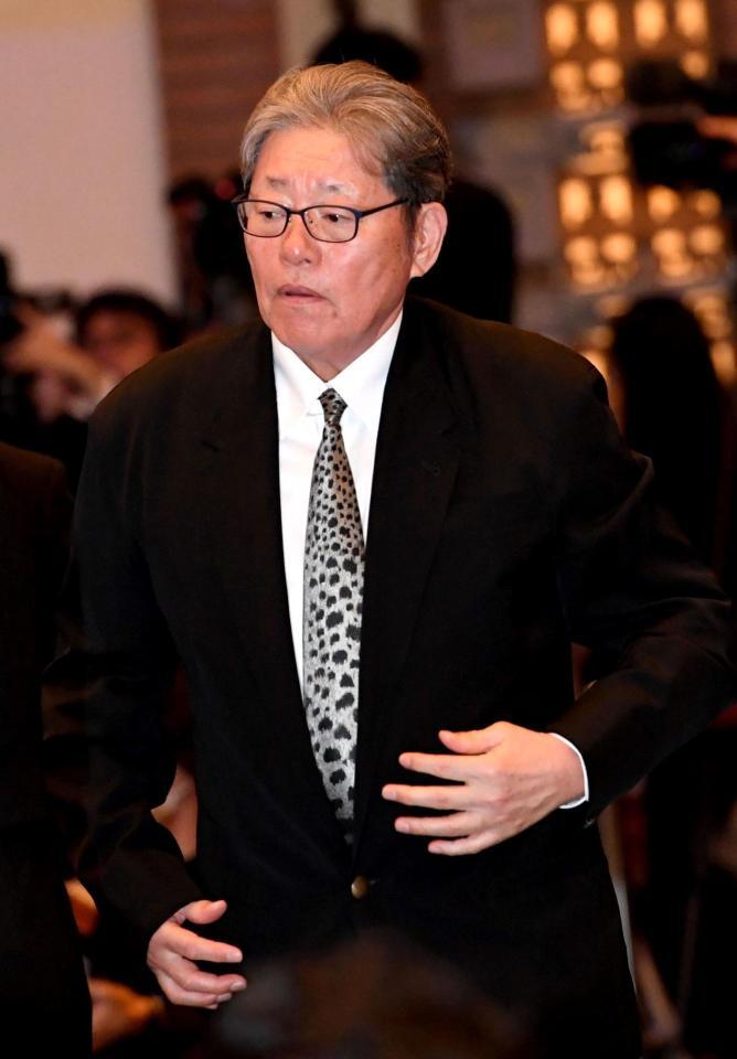 献花に向かう尾﨑健夫氏（撮影・佐藤厚）