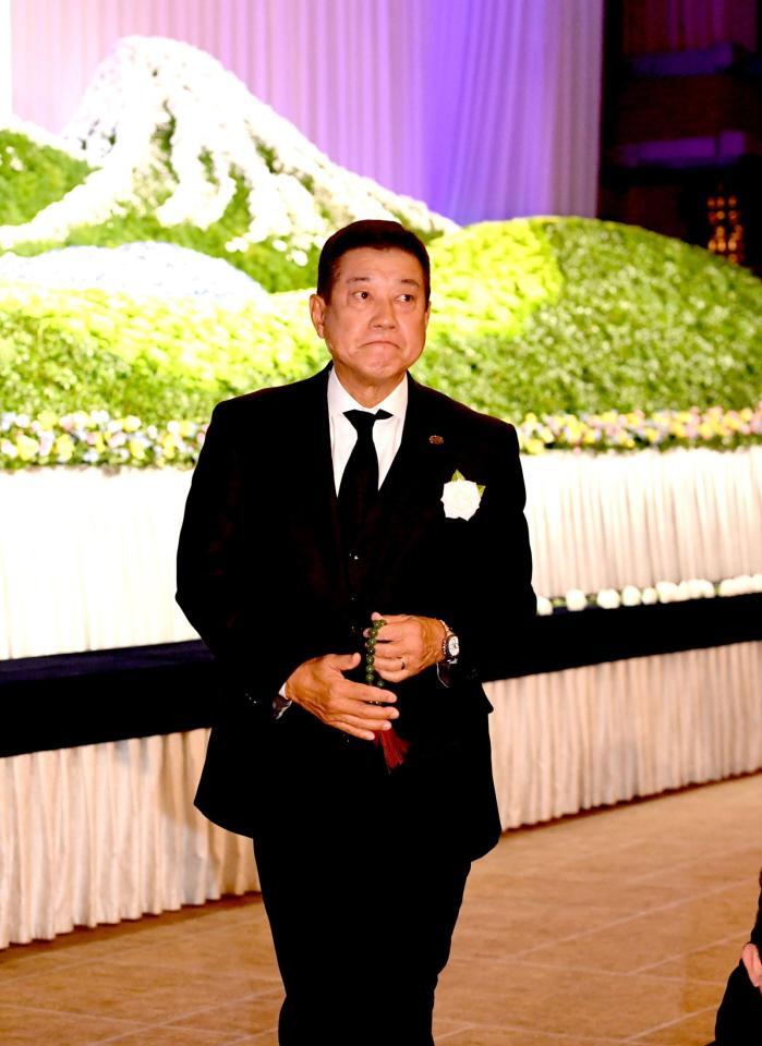 献花を終え会場を後にする原辰徳氏（撮影・佐藤厚）