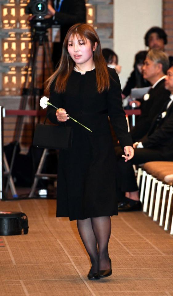 献花に向かう佐久間朱莉（撮影・佐藤厚）