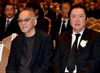 　参列した松山千春（左）と谷隼人