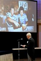 弔辞を読む青木功　