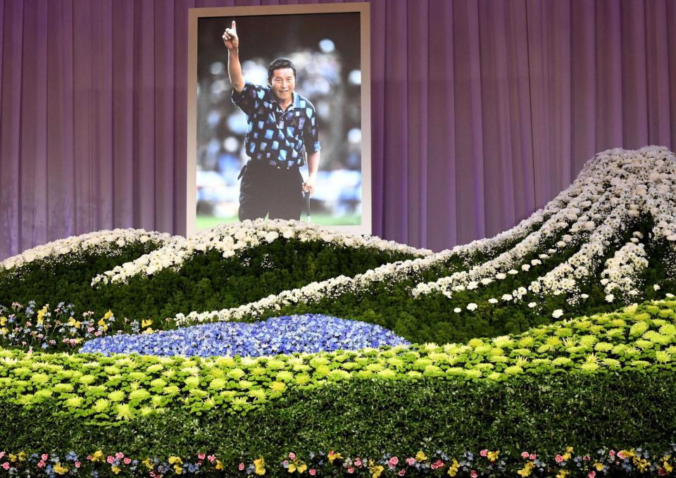 尾崎将司さんのお別れの会の祭壇（撮影・佐藤厚）　