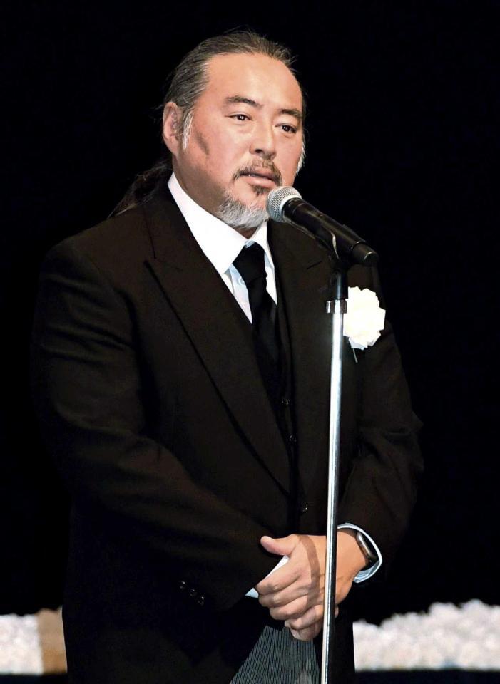 あいさつする喪主の尾崎智春氏　