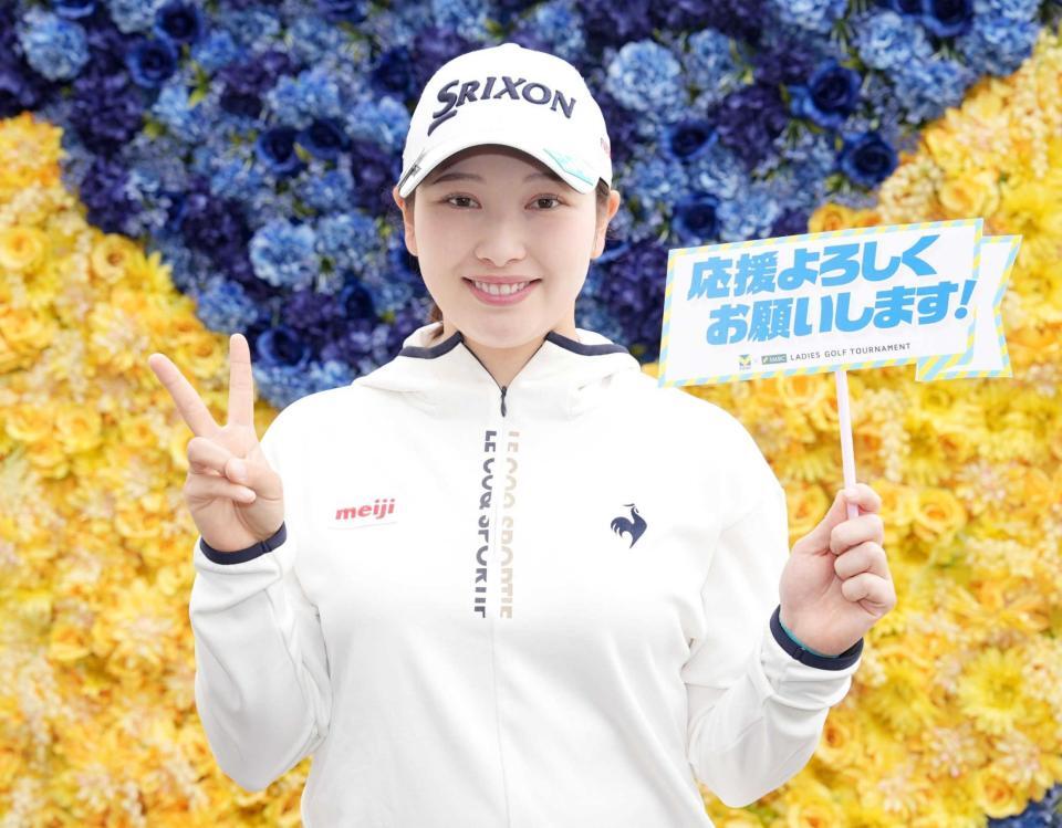 　大会前日に笑顔を見せる小祝さくら