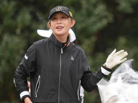 　６番のティーショット後、笑顔を見せる金田久美子