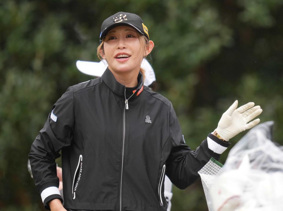 　６番のティーショット後、笑顔を見せる金田久美子