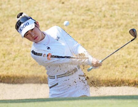 　１１番でバンカーショットを放つ菅沼菜々（撮影・武藤健一）