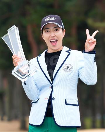 　優勝トロフィーを手に笑顔の笠りつ子＝紫ＣＣすみれ