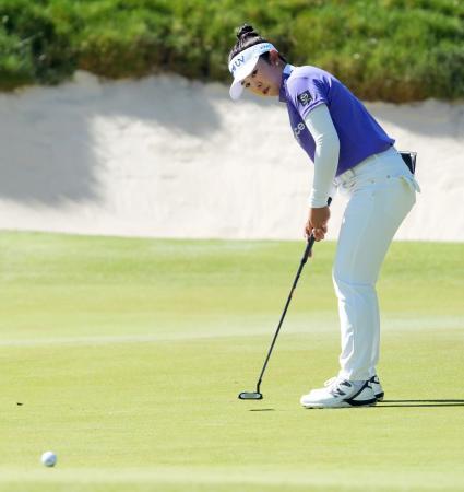　最終ラウンド、３番でバーディーパットを決める山下美夢有。通算１０アンダーで５位＝シャロンハイツ・クラブ（共同）