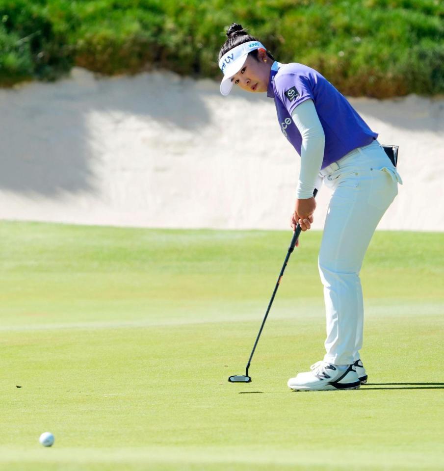 　３番でバーディーパットを決める山下美夢有。通算10アンダーで５位（共同）