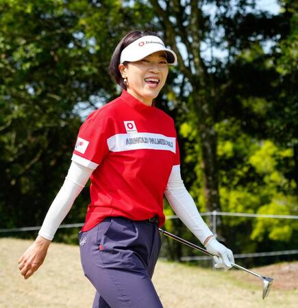 　笑顔でラウンドする大山志保