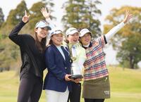 脇元華（左端）、山内日菜子（同３人目）、大山志保（同４人目）に囲まれ笑顔を見せる優勝した永峰咲希（同２人目）