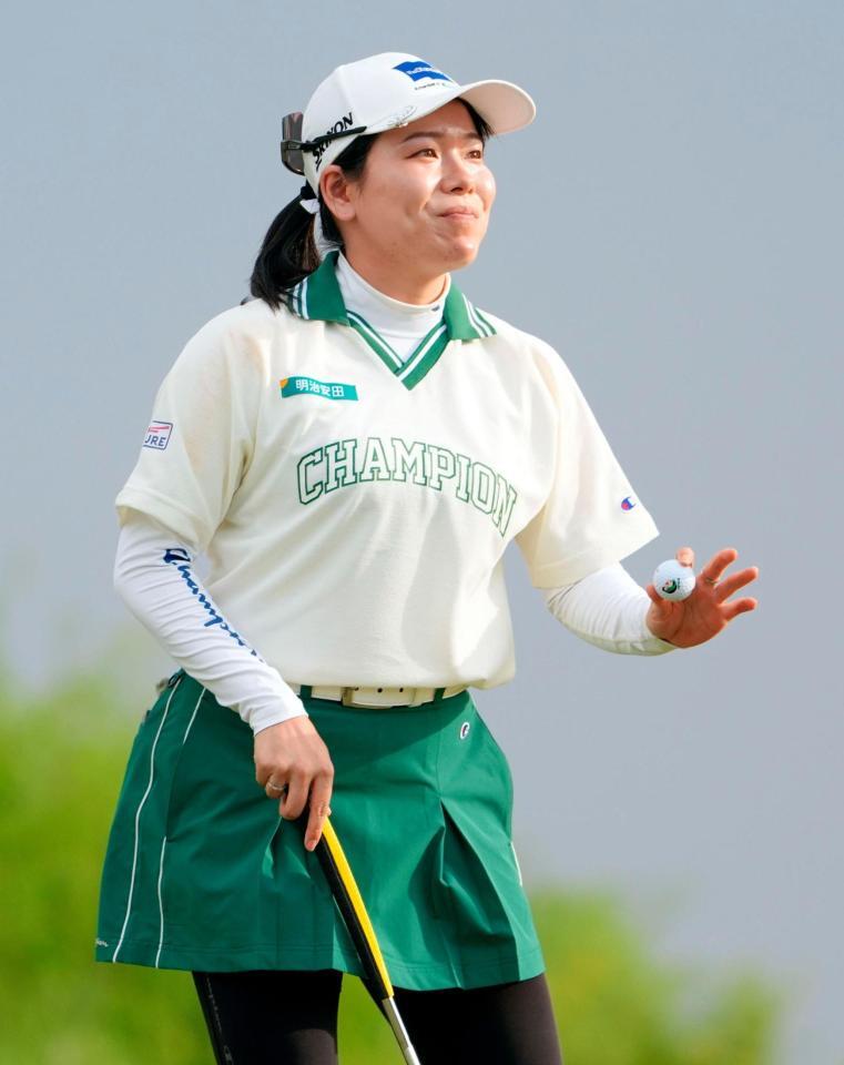 拍手に応える勝みなみ（共同）